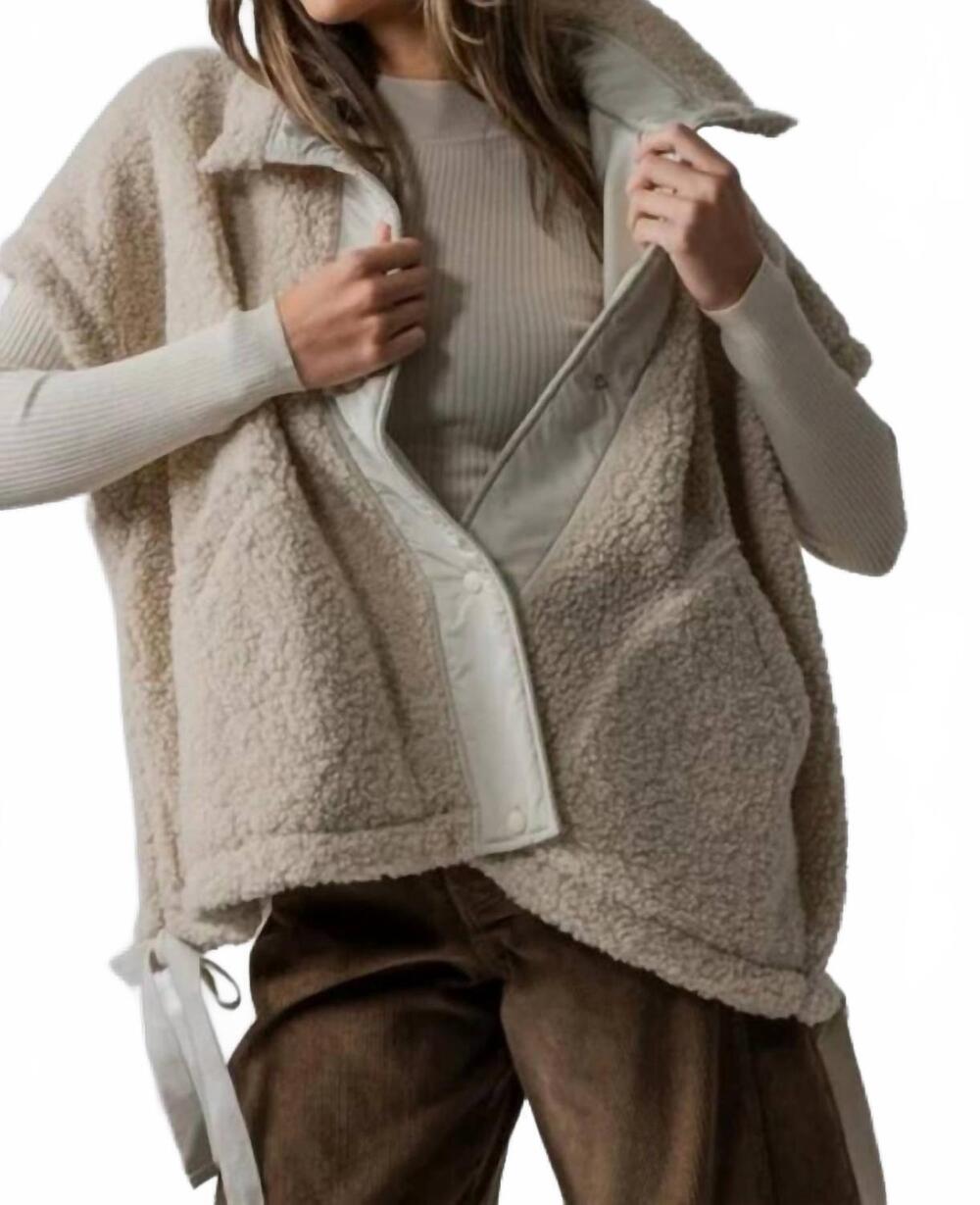 NEW URBAN DAIZY snap button teddy fleece vest in beige